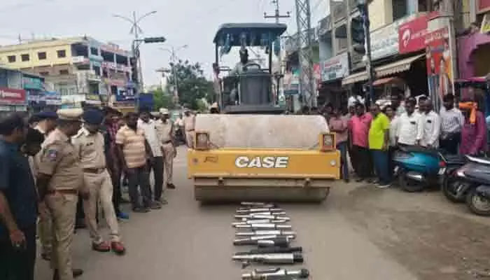 చెవులు పగిలే శబ్దాలకు చెక్ చెవులు పగిలే శబ్దాలకు చెక్