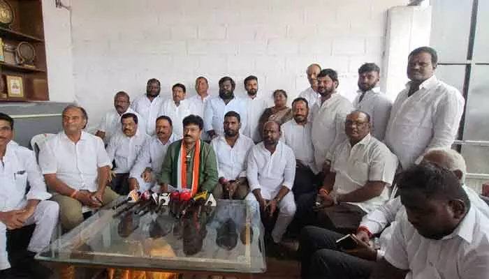 బీజేపీ కుట్రలను తిప్పి కొడతాం: మాజీ డీసీసీ అధ్యక్షుడు బీజేపీ కుట్రలను తిప్పి కొడతాం: మాజీ డీసీసీ అధ్యక్షుడు