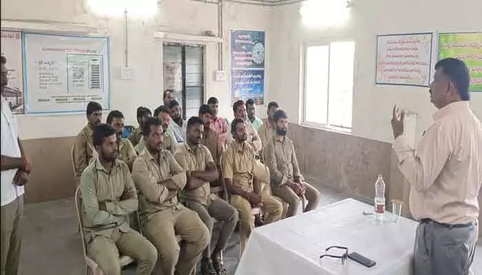 ప్రయాణికుల ప్రాణ రక్షణ మన కర్తవ్యం : డిపో మేనేజర్ ప్రయాణికుల ప్రాణ రక్షణ మన కర్తవ్యం : డిపో మేనేజర్