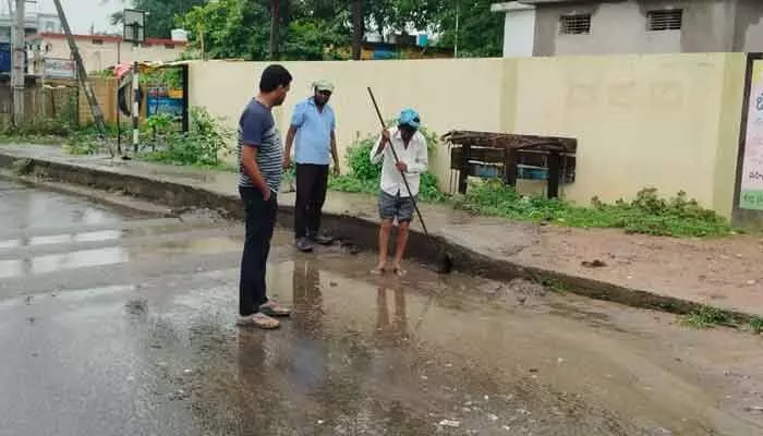 దిశ ఎఫెక్ట్.. పాఠశాల ముందు నిల్వ నీటిని తొలగించిన గ్రామపంచాయతీ దిశ ఎఫెక్ట్.. పాఠశాల ముందు నిల్వ నీటిని తొలగించిన గ్రామపంచాయతీ