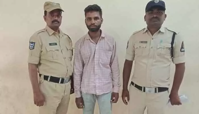 అనుమానాస్పదంగా సంచరిస్తూ పట్టుబడ్డ వ్యక్తికి 3 రోజుల జైలు శిక్ష అనుమానాస్పదంగా సంచరిస్తూ పట్టుబడ్డ వ్యక్తికి 3 రోజుల జైలు శిక్ష