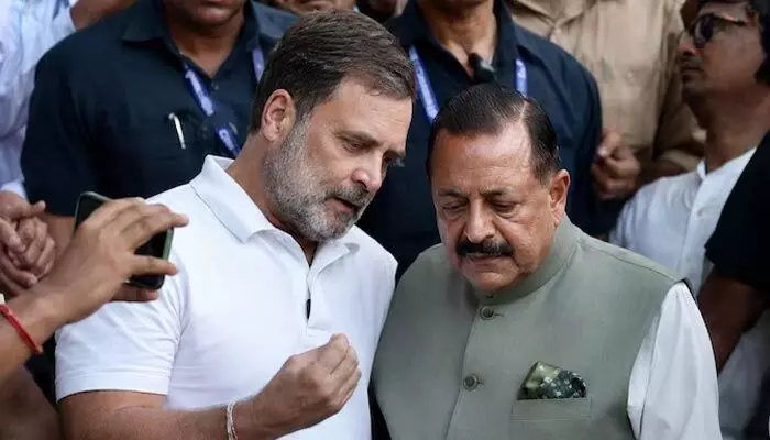 ప్రధాని నివాసం వద్ద మెరుపు ధర్నా.. రాహుల్ గాంధీతో కేంద్ర మంత్రి జితేంద్ర సింగ్ చర్చలు ప్రధాని నివాసం వద్ద మెరుపు ధర్నా.. రాహుల్ గాంధీతో కేంద్ర మంత్రి జితేంద్ర సింగ్ చర్చలు