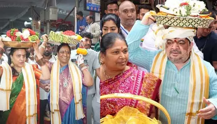 బల్కంపేట ఎల్లమ్మ అమ్మవారి కల్యాణ మహోత్సవం.. పట్టు వస్త్రాలు సమర్పించిన మంత్రులు బల్కంపేట ఎల్లమ్మ అమ్మవారి కల్యాణ మహోత్సవం.. పట్టు వస్త్రాలు సమర్పించిన మంత్రులు