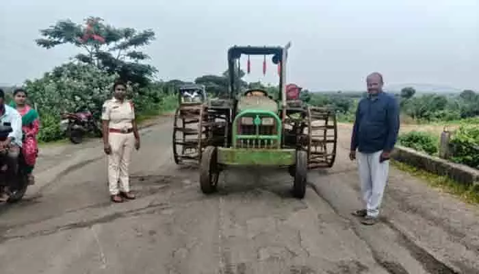 రోడ్లపై ఫుల్ వీల్స్తో ట్రాక్టర్లు నడిపితే కఠిన చర్యలు రోడ్లపై ఫుల్ వీల్స్తో ట్రాక్టర్లు నడిపితే కఠిన చర్యలు