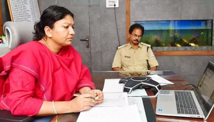 సుప్రీంకోర్టు మార్గదర్శకాలు తూచా తప్పక పాటించాలి: జిల్లా కలెక్టర్ చిత్ర మిశ్రా సుప్రీంకోర్టు మార్గదర్శకాలు తూచా తప్పక పాటించాలి: జిల్లా కలెక్టర్ చిత్ర మిశ్రా