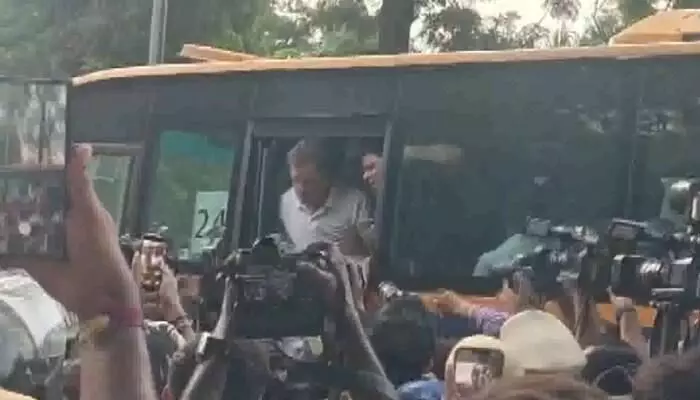 ఢిల్లీలో టెన్షన్ టెన్షన్.. రాహుల్ గాంధీని అదుపులోకి తీసుకున్న పోలీసులు ఢిల్లీలో టెన్షన్ టెన్షన్.. రాహుల్ గాంధీని అదుపులోకి తీసుకున్న పోలీసులు