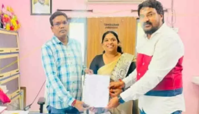 జమ్మికుంటలో గోశాల ఏర్పాటుకు వినతిపత్రం.. జమ్మికుంటలో గోశాల ఏర్పాటుకు వినతిపత్రం..