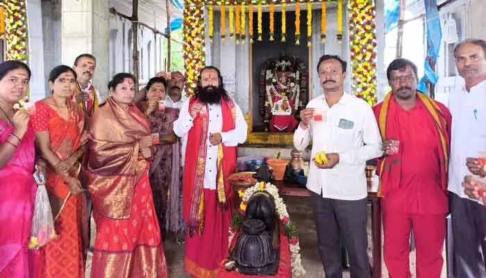 కుకునూర్ పల్లిలో శ్రీరాముని తలంబ్రాల పంపిణీ కుకునూర్ పల్లిలో శ్రీరాముని తలంబ్రాల పంపిణీ