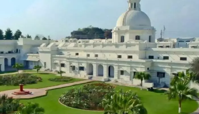 IIT Roorkee: రాజకీయ కార్యకలాపాలకు విద్యార్థులు దూరంగా ఉండాలి IIT Roorkee: రాజకీయ కార్యకలాపాలకు విద్యార్థులు దూరంగా ఉండాలి