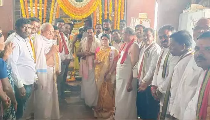 కార్యకర్తలు మొక్కిన మొక్కులను నెరవేర్చిన ఎమ్మెల్యే దంపతులు.. కార్యకర్తలు మొక్కిన మొక్కులను నెరవేర్చిన ఎమ్మెల్యే దంపతులు..