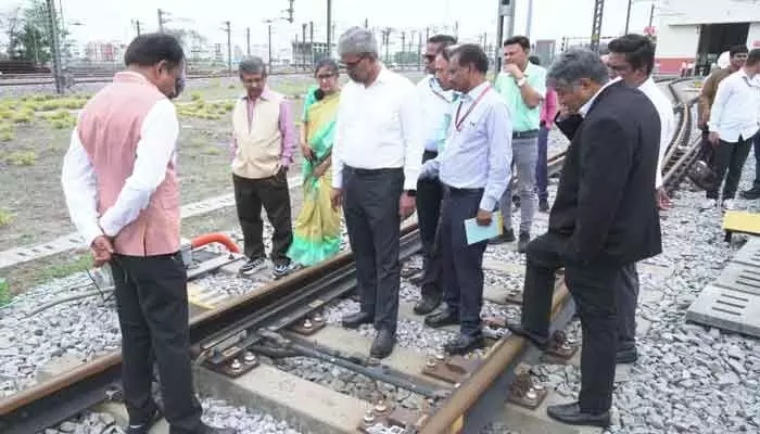 మెట్రో నిర్వహణ కేంద్రాన్ని సందర్శించిన ఎస్సీఆర్ జీఎం.. ఆధునిక సాంకేతికతపై సమీక్ష మెట్రో నిర్వహణ కేంద్రాన్ని సందర్శించిన ఎస్సీఆర్ జీఎం.. ఆధునిక సాంకేతికతపై సమీక్ష