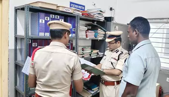 పోలీస్ స్టేషన్ కు వచ్చే ఫిర్యాదు దారులతో మర్యాదతో ప్రవర్తించాలి పోలీస్ స్టేషన్ కు వచ్చే ఫిర్యాదు దారులతో మర్యాదతో ప్రవర్తించాలి