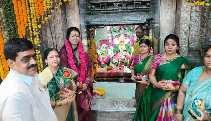 సామూహిక కుంకుమార్చనలో పాల్గొన్న కేంద్ర మంత్రి కిషన్ రెడ్డి సతీమణి కావ్య రెడ్డి సామూహిక కుంకుమార్చనలో పాల్గొన్న కేంద్ర మంత్రి కిషన్ రెడ్డి సతీమణి కావ్య రెడ్డి