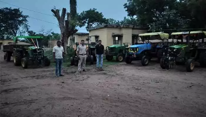 అక్రమ ఇసుక నిషిద్ధ పదార్థాల రవాణాకు పాల్పడితే కఠిన చర్యలు అక్రమ ఇసుక నిషిద్ధ పదార్థాల రవాణాకు పాల్పడితే కఠిన చర్యలు