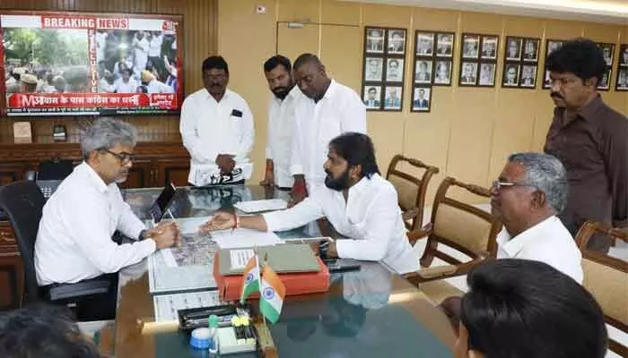 న్యూ మోతీనగర్ లో రైల్వే అండర్ పాస్ బ్రిడ్జి నిర్మించండి న్యూ మోతీనగర్ లో రైల్వే అండర్ పాస్ బ్రిడ్జి నిర్మించండి