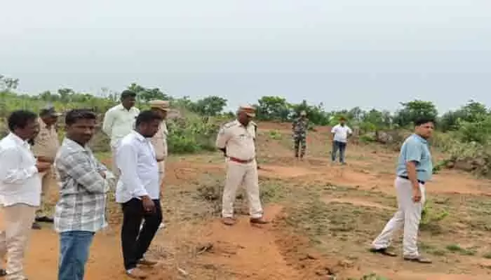 దిశ ఎఫెక్ట్: అటవీ భూముల ఆక్రమణలపై డీఎఫ్వో సీరియస్ దిశ ఎఫెక్ట్: అటవీ భూముల ఆక్రమణలపై డీఎఫ్వో సీరియస్