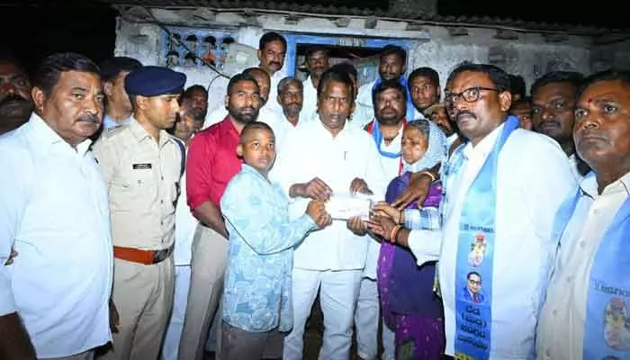 బాధిత కుటుంబానికి ప్రభుత్వం అండగా ఉంటుంది: మంత్రి అడ్లూరి బాధిత కుటుంబానికి ప్రభుత్వం అండగా ఉంటుంది: మంత్రి అడ్లూరి