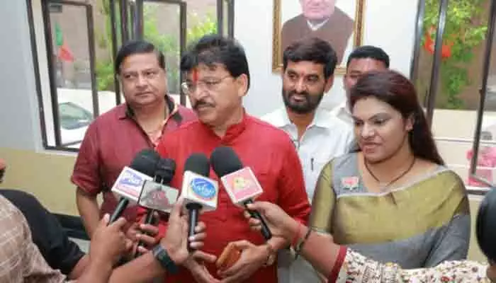 మహిళలు స్కూటీలు, గొలుసులు తీసుకెళ్లండి అన్న మాటకు కట్టుబడి ఉన్నా మహిళలు స్కూటీలు, గొలుసులు తీసుకెళ్లండి అన్న మాటకు కట్టుబడి ఉన్నా