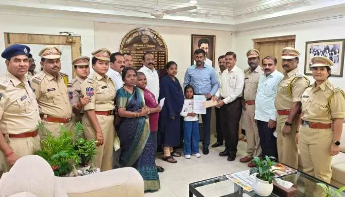ప్రైవేట్ ఉద్యోగి మరణిస్తే అండగా నిలిచిన ఆబ్కారీ ఉద్యోగులు ప్రైవేట్ ఉద్యోగి మరణిస్తే అండగా నిలిచిన ఆబ్కారీ ఉద్యోగులు