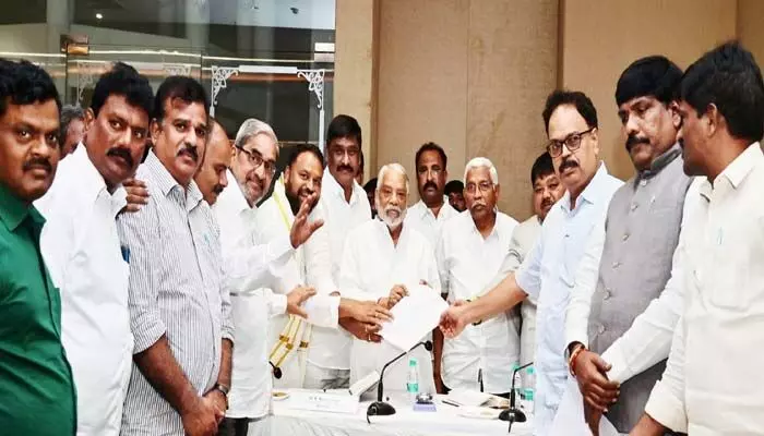 డాక్టర్లు, అడ్వకేట్లు, జర్నలిస్టుల జేఏసీలతో ఉద్యమకారుల గుర్తింపు కమిటీ కీలక సమావేశం డాక్టర్లు, అడ్వకేట్లు, జర్నలిస్టుల జేఏసీలతో ఉద్యమకారుల గుర్తింపు కమిటీ కీలక సమావేశం