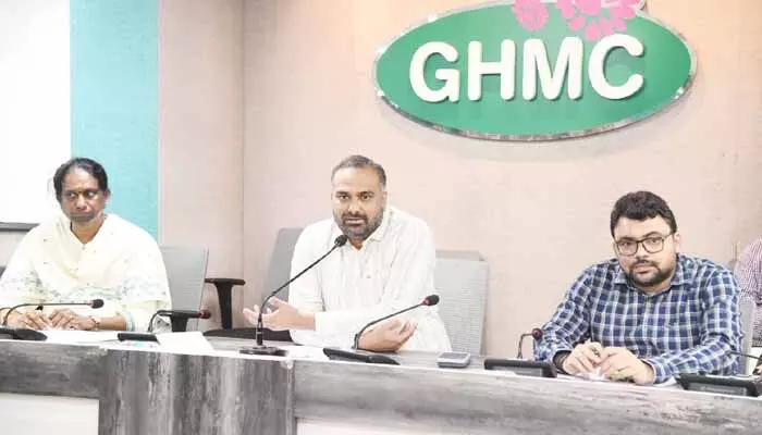 ఎన్యూమరేషన్ ఫారాలు బీఎల్ఓలకు ఇవ్వడి.. ఓటర్లకు GHMC కమిషనర్ కీలక పిలుపు ఎన్యూమరేషన్ ఫారాలు బీఎల్ఓలకు ఇవ్వడి.. ఓటర్లకు GHMC కమిషనర్ కీలక పిలుపు