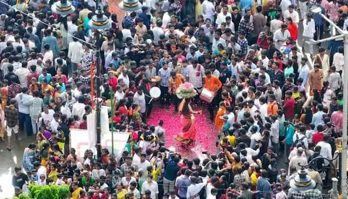గోల్కొండలో డ్రోన్ల ద్వారా ట్రాఫిక్ నిర్వహణ.. గోల్కొండలో డ్రోన్ల ద్వారా ట్రాఫిక్ నిర్వహణ..