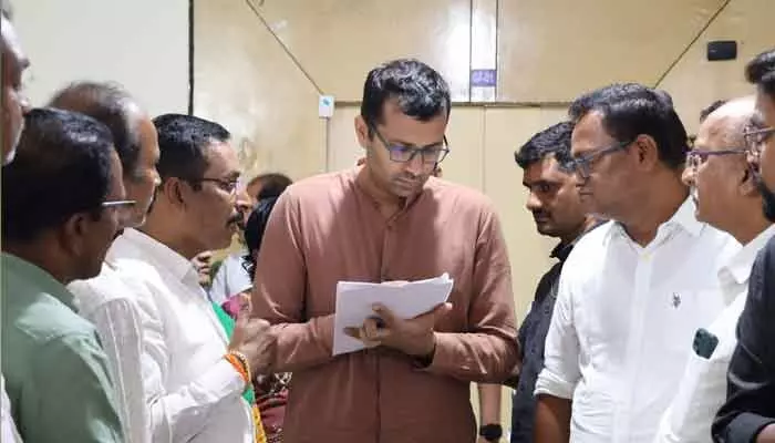 వీరశైవ సమాజం సభ్యుల ఆందోళన.. కలెక్టర్కు వినతి వీరశైవ సమాజం సభ్యుల ఆందోళన.. కలెక్టర్కు వినతి