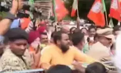 నాంపల్లి టూ గాంధీభవన్.. కాంగ్రెస్ తీరును నిరసిస్తూ బీజేపీ ర్యాలీ నాంపల్లి టూ గాంధీభవన్.. కాంగ్రెస్ తీరును నిరసిస్తూ బీజేపీ ర్యాలీ