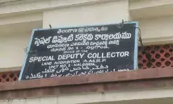 11 గంటల తర్వాతే అధికారులు.. నిరీక్షణలో ప్రజలు 11 గంటల తర్వాతే అధికారులు.. నిరీక్షణలో ప్రజలు
