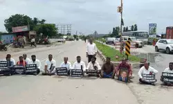 ఆర్మూరులో హోరెత్తిన కాంగ్రెస్ నిరసనలు ఆర్మూరులో హోరెత్తిన కాంగ్రెస్ నిరసనలు