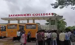 సెమిస్టర్ నిర్వహించట్లేదని స్టూడెంట్స్ ఆందోళన... సెమిస్టర్ నిర్వహించట్లేదని స్టూడెంట్స్ ఆందోళన...