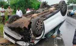 కారు బోల్తా.. ఇద్దరికి తీవ్ర గాయాలు కారు బోల్తా.. ఇద్దరికి తీవ్ర గాయాలు