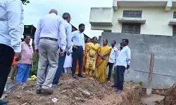 ప్రభుత్వ భవనాల పనులను క్షేత్రస్థాయిలో పరిశీలించిన కలెక్టర్ ప్రభుత్వ భవనాల పనులను క్షేత్రస్థాయిలో పరిశీలించిన కలెక్టర్