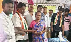 రోడ్డు ప్రమాద బాధితుడికి కాంగ్రెస్ నాయకుల ఆర్థిక సహాయం రోడ్డు ప్రమాద బాధితుడికి కాంగ్రెస్ నాయకుల ఆర్థిక సహాయం
