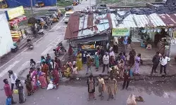 రెబ్బెన లో బస్టాండ్ లేక ప్రయాణికుల ఇక్కట్లు.. రెబ్బెన లో బస్టాండ్ లేక ప్రయాణికుల ఇక్కట్లు..