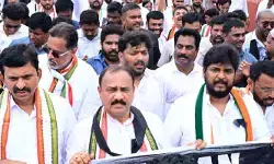 చలో రాజ్భవన్ నిరసనకు భారీగా కదం తొక్కిన జూబ్లీహిల్స్ కాంగ్రెస్ పార్టీ శ్రేణులు చలో రాజ్భవన్ నిరసనకు భారీగా కదం తొక్కిన జూబ్లీహిల్స్ కాంగ్రెస్ పార్టీ శ్రేణులు