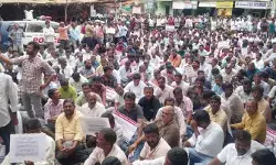 ఆర్టిజన్ కార్మికులకు అన్యాయం చేస్తే ఉద్యమమే.. టీజీఎస్పీడీసీఎల్ ఎదుట మహాధర్నా ఆర్టిజన్ కార్మికులకు అన్యాయం చేస్తే ఉద్యమమే.. టీజీఎస్పీడీసీఎల్ ఎదుట మహాధర్నా