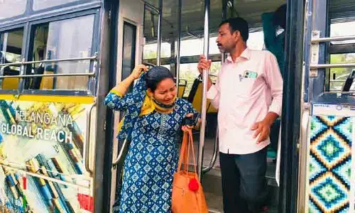 చిలుకూరులో ప్రమాదం.. ఆర్టీసీ బస్సును ఢీకొట్టిన సిమెంట్ లారీ