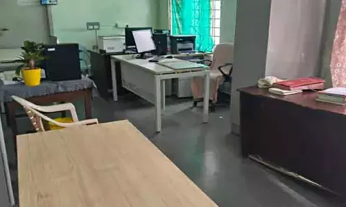 ఇరిగేషన్ శాఖలో ఉద్యోగుల ఇష్టారాజ్యం.. ఉదయం 10:57 గంటలు దాటినా ఖాళీగా సీట్లు!