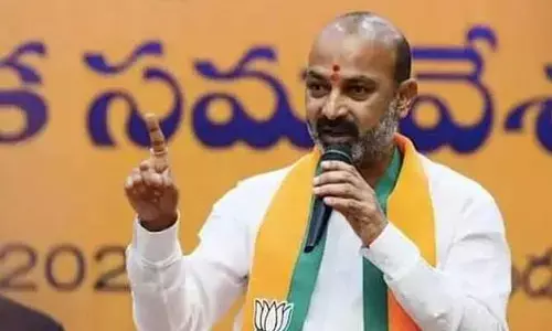 కాంగ్రెస్ ధర్నాలు రాజకీయ డ్రామాలే: రేవంత్ సర్కార్, రాహుల్‌పై కేంద్ర మంత్రి బండి సంజయ్ తీవ్ర ధ్వజం