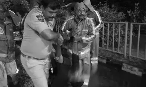 పెద్దపల్లిలో రోడ్డు ప్రమాదం.. డీసీఎం వ్యాన్ క్యాబిన్ ధ్వంసం.. వెంటనే స్పందించిన పోలీసులు!