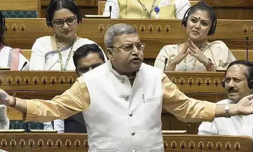 మహిళా ఎంపీపై అనుచిత వ్యాఖ్యలు: టీఎంసీ ఎంపీ కల్యాణ్ బెనర్జీపై లోక్‌సభ  సస్పెన్షన్ వేటు