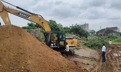 ప్రభుత్వ భూమి ఆక్రమణకు యత్నం.. అడ్డుకున్న జీపీఓ