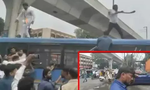 కాంగ్రెస్ వెర్సెస్ బీజేపీ.. కర్రలతో కొట్టుకున్న కార్యకర్తలు