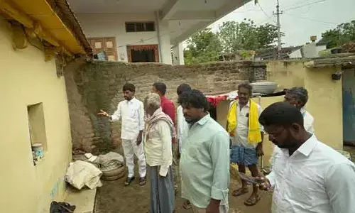 ఎస్సీ కాలనీలో షార్ట్ సర్క్యూట్ బాధితులకు అండగా ఉంటాం..