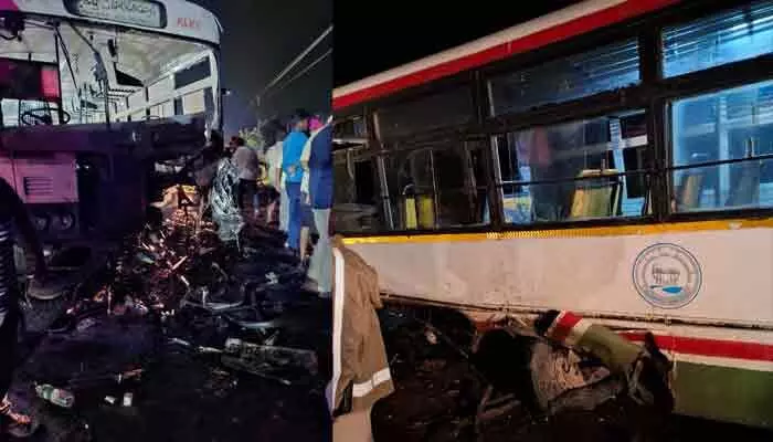 అర్ధరాత్రి ఘోర రోడ్డు ప్రమాదం.. ఆర్టీసీ బస్సును ఢీకొన్న కారు అర్ధరాత్రి ఘోర రోడ్డు ప్రమాదం.. ఆర్టీసీ బస్సును ఢీకొన్న కారు