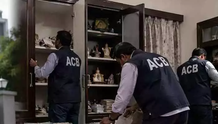 ఏసీబీ దాడుల కలకలం.. టీజీ రెడ్కో డీఈ వెంకటరమణ ఇంట్లో సోదాలు ఏసీబీ దాడుల కలకలం.. టీజీ రెడ్కో డీఈ వెంకటరమణ ఇంట్లో సోదాలు