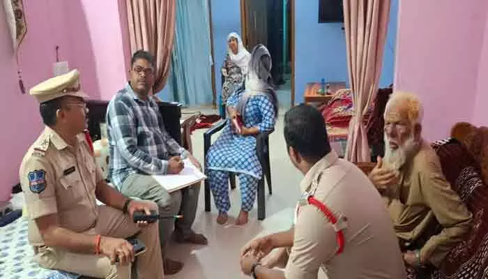 కరీంనగర్లో అర్థరాత్రి తుపాకులతో బీభత్సం.. కుటుంబ సభ్యులను కట్టేసి, చితకబాది భారీ దోపిడీ! కరీంనగర్లో అర్థరాత్రి తుపాకులతో బీభత్సం.. కుటుంబ సభ్యులను కట్టేసి, చితకబాది భారీ దోపిడీ!