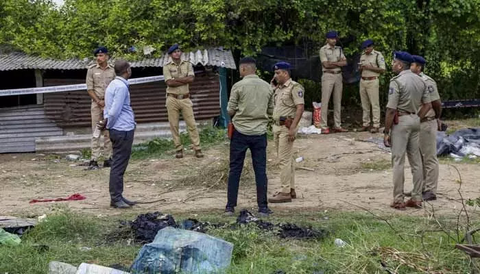 భయానక అగ్నిప్రమాదం: బాణాసంచా ఫ్యాక్టరీలో పేలుడు.. 10 మంది దుర్మరణం! భయానక అగ్నిప్రమాదం: బాణాసంచా ఫ్యాక్టరీలో పేలుడు.. 10 మంది దుర్మరణం!