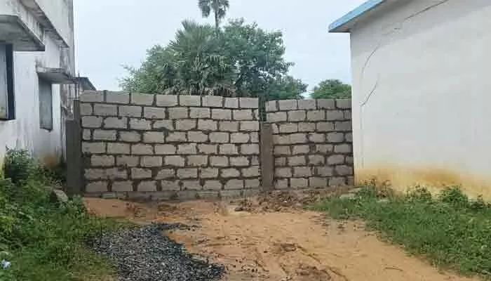 మర్కోడు ఎంపీపీ స్కూల్ ప్రహరీ నిర్మాణంలో అనుమానాలు మర్కోడు ఎంపీపీ స్కూల్ ప్రహరీ నిర్మాణంలో అనుమానాలు
